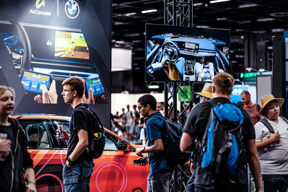 gamescom bmw b2c attendees in front of the booth