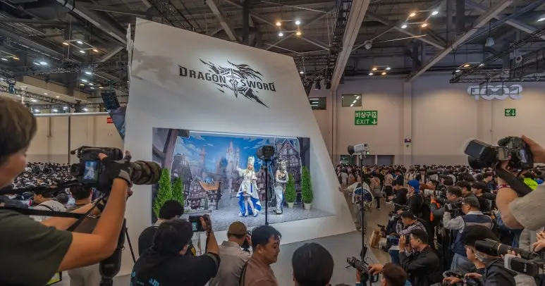 webzen front booth at g-star bexco 1st exhibition hall with a lot of attendees